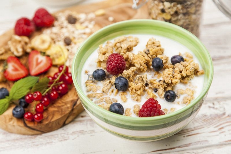 Ăn sáng với yến mạch giúp tăng chất xơ và tốt cho đường tiêu hoá 