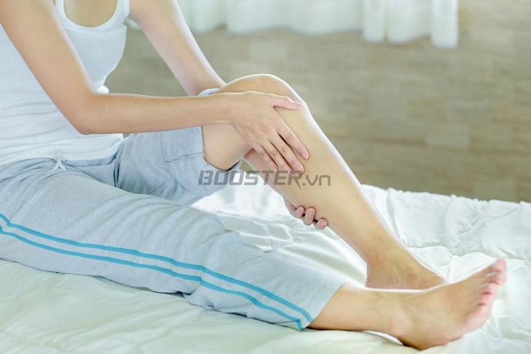Bị căng cơ bắp chân khi ngủ sẽ cảm thấy đau nhói và cứng cơ bắp