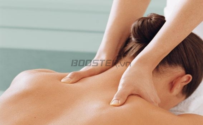 Xoa bóp và massage để giúp lưu thông máu giảm bị đau cứng cổ