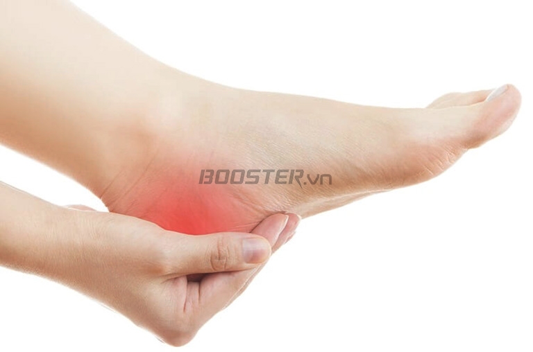 Massage chân là cách giúp giảm đau gót chân khi đứng lâu 