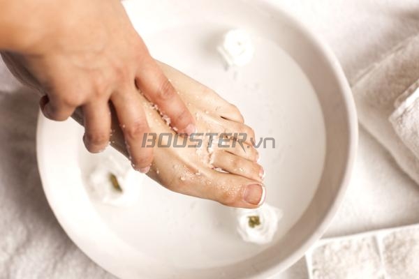  Ngâm chân bằng muối Epsom là cách cải thiện cảm giác đau mỏi 