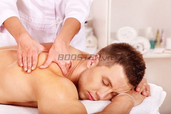 Cách massage thư giãn cho chồng với động tác ấn nhẹ nhàng trên lưng
