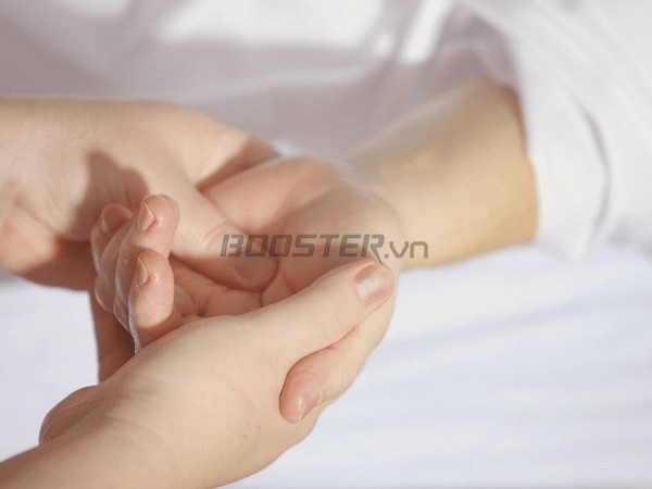 Cách massage thư giãn cho chồng bằng động tác xoa bóp ngón tay cái 