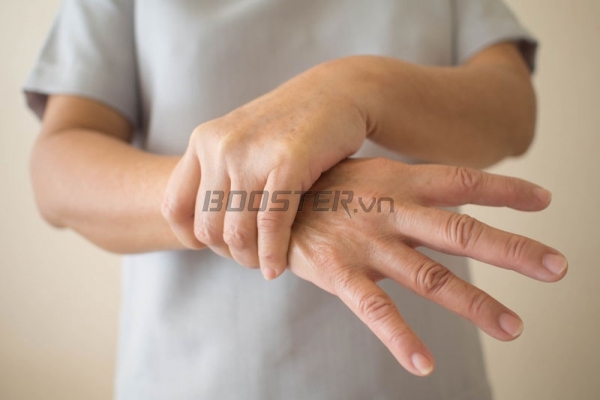 Xoa bóp tay và mu bàn tay giúp cho người già giảm nhức và dễ chịu 