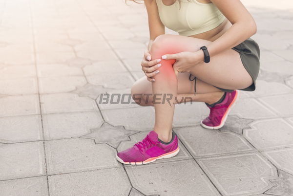 Căng cơ bắp chân khi chạy bộ sẽ xuất hiện sưng tấy và vết bầm tím 