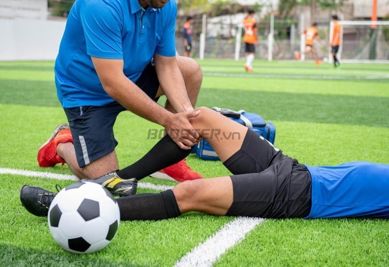 Căng cơ bắp đùi khi chơi đá bóng thường là do khởi động không kỹ