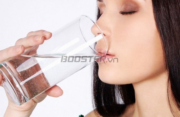 Uống đủ nước là cách giúp trao đổi chất giảm đau nhức xương khớp tốt nhất 