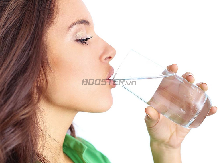 Uống đủ nước là cách giúp hạn chế tình trạng hay bị tê bắp chân 