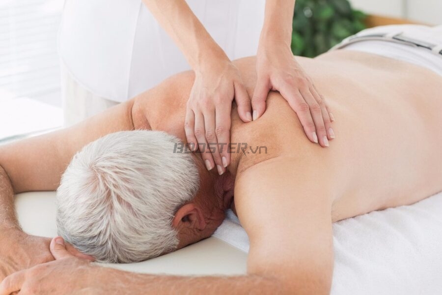 Massage cho người già cải thiện tuần hoàn máu và thư giãn cơ 