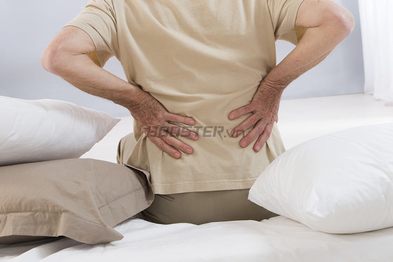 Mỏi lưng khi nằm lâu nên xoa bóp và massage nhẹ nhàng vùng lưng mỗi ngày 