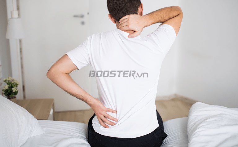 Mỏi lưng khi nằm lâu thường cơn đau sẽ dữ dội và âm ỉ khiến bạn mệt mỏi
