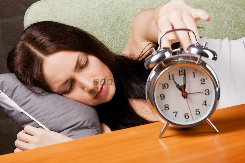 Mất ngủ và ngủ không đủ giấc sẽ dễ khiến cơ thể uể oải và mỏi cơ 