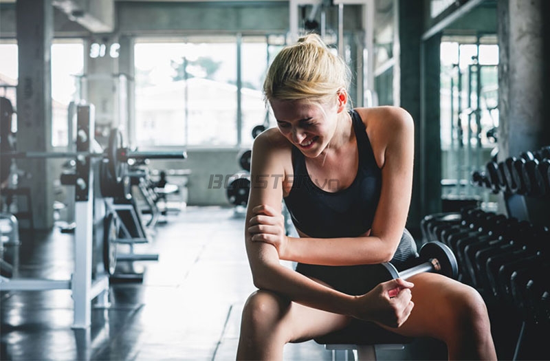 Tập gym bị đau cơ thường có cảm giác đau nhức và tê mỏi 