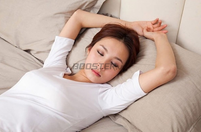 Người đau vai gáy không nên ngủ vắt tay lên trán 